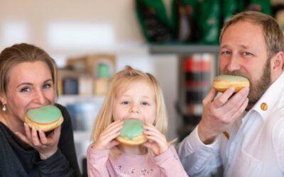 Mit grün glasierten Pfannkuchen wirbt Bäckerei für Unterstützung des Kinderhospiz Mitteldeutschland