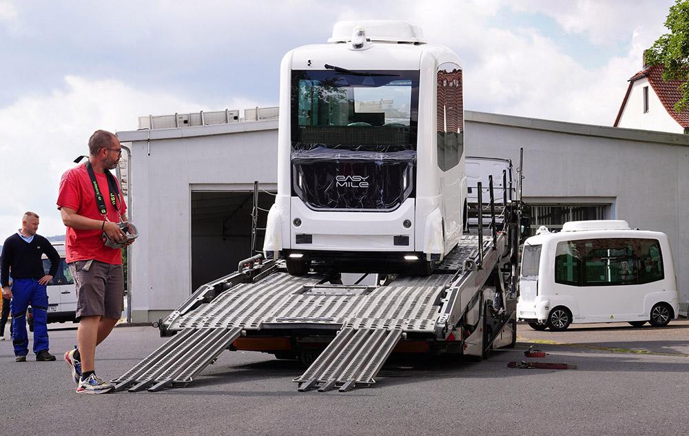 In Ilmenau eingetroffen: Automatisiert fahrende Kleinbusse wurden übergeben