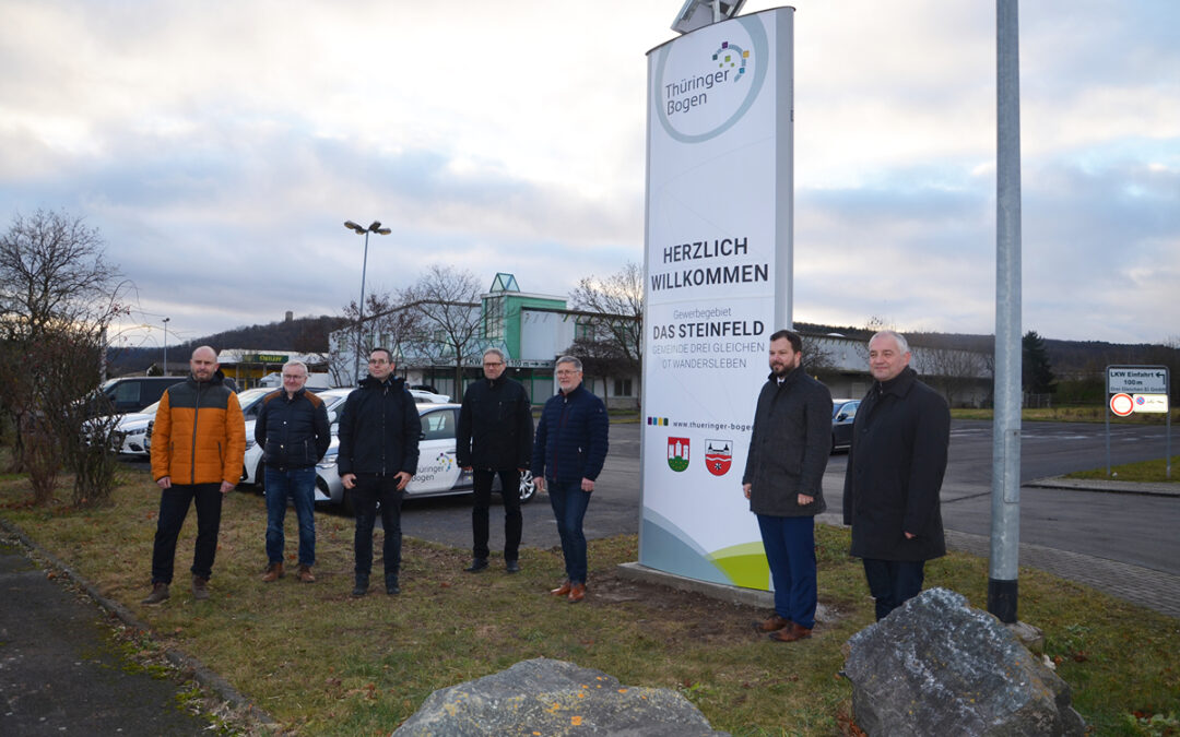 Pylonen und Beschilderungen von Gewerbegebieten