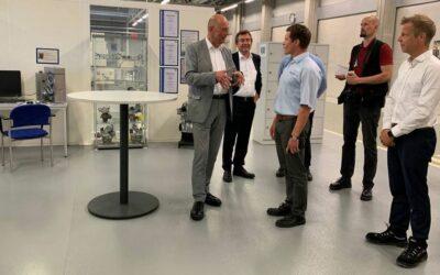 Wirtschaftsminister Wolfgang Tiefensee informiert sich bei IHI über neue Produkte der Wasserstofftechnologie