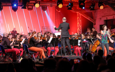 Am 15. April 2023 gastiert Alin Coen mit dem 70-köpfigen Orchester der STÜBA-Philharmonie im Kultur- und Kongresszentrum Festhalle Ilmenau