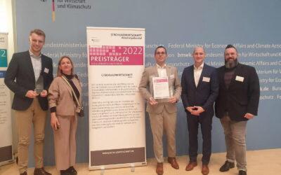 Staatssekretär Michael Kellner zeichnet den Arbeitskreis SCHULEWIRTSCHAFT Gotha mit dem SCHULEWIRTSCHAFT-Preis 2022 aus