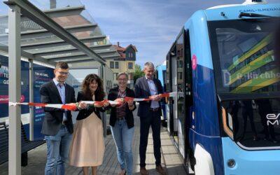 Hochautomatisiert fahrende Kleinbusse starten in den Linienbetrieb