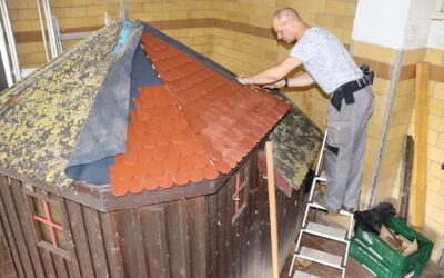 1400 neue Schindeln für das kleine Ilmenauer Goethehäuschen