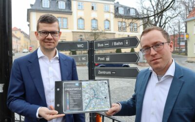 Zusätzliche Beschilderung in der Ilmenauer Innenstadt weist auf Einkaufsmöglichkeiten hin