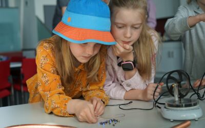 Kleine Nachwuchsforschende und ein großer Knall: Begabtenförderung für Grundschulkinder am Schülerforschungszentrum