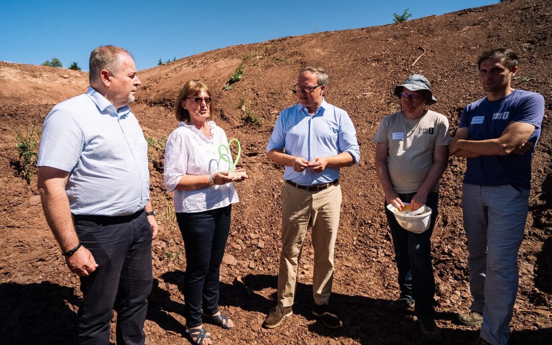 Ministerpräsident Voigt besucht den Bromacker bei seiner Landkreis-Tour